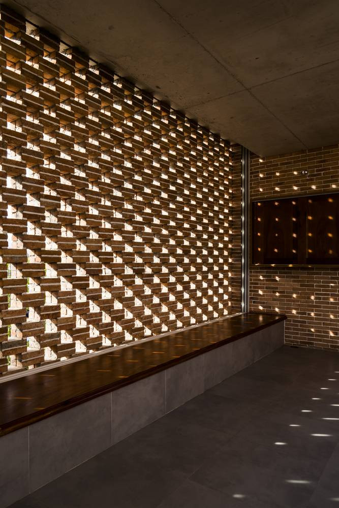 Lỗ thông gió giúp tầng hai ngập tràn ánh sáng.