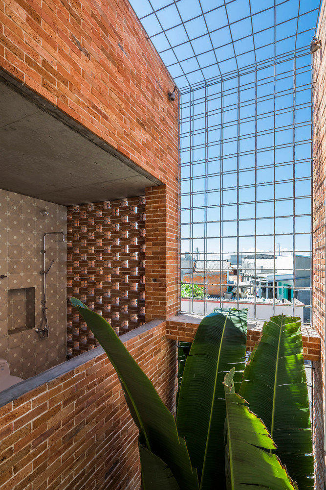 Phòng tắm ở trên tầng như hòa cùng thiên nhiên.