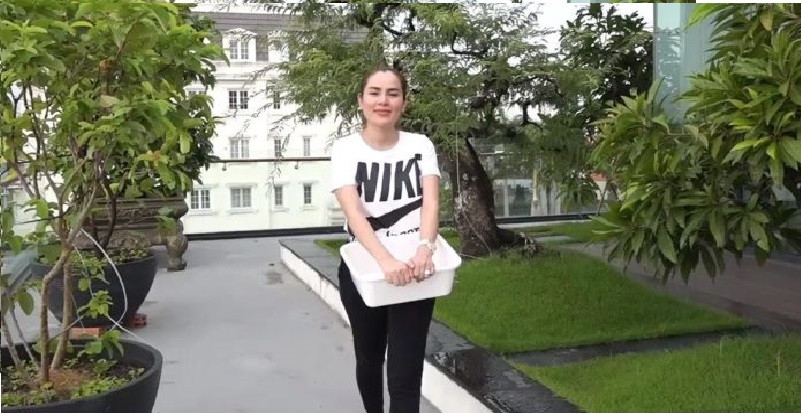 Trong căn biệt thự ven sông Sài Gòn, Hoa hậu Quý bà Hòa bình Thế giới Phương Lê dành ba tầng để tạo không gian gần gũi như ở quê Trà Vinh. Ảnh: Youtube.