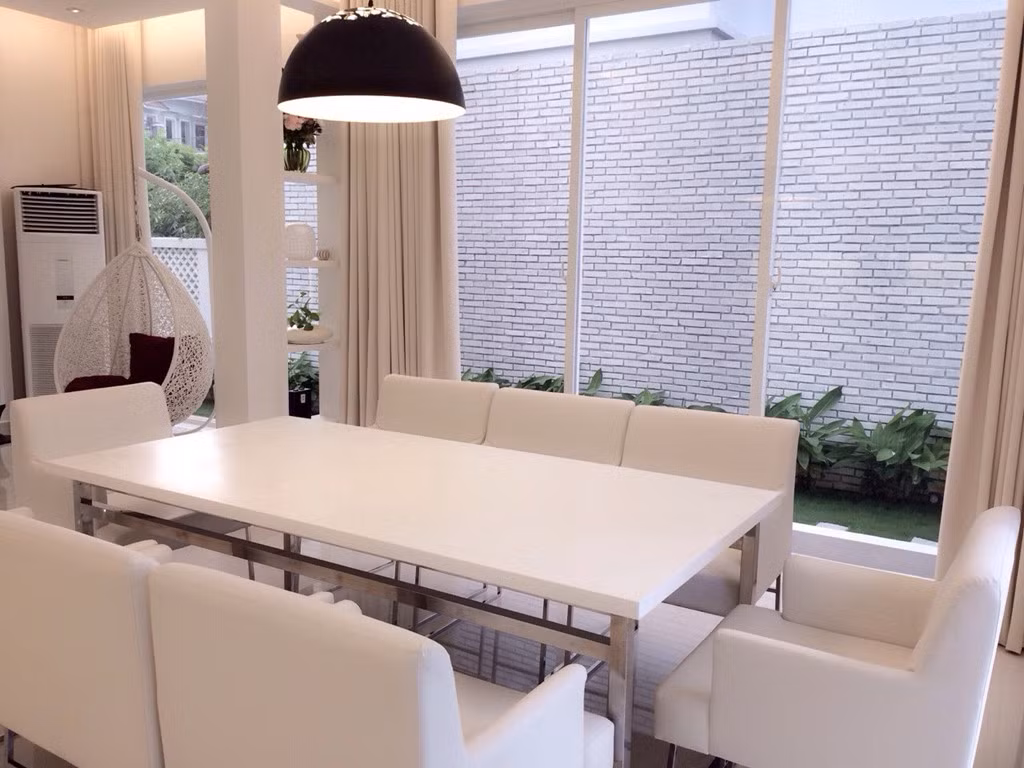 Khu bếp và bàn ăn nối liền với phòng khách. Ảnh: Zing.