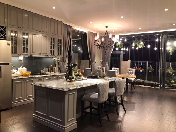 Nội thất với gam màu xám chủ đạo. Ảnh: Vietnamnet.