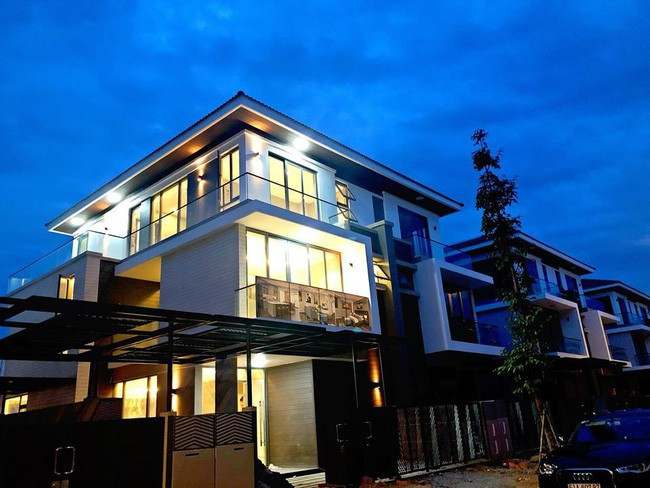 Phía trước biệt thự là dòng sông thuộc huyện Nhà Bè, TP HCM. Ảnh: Helino.