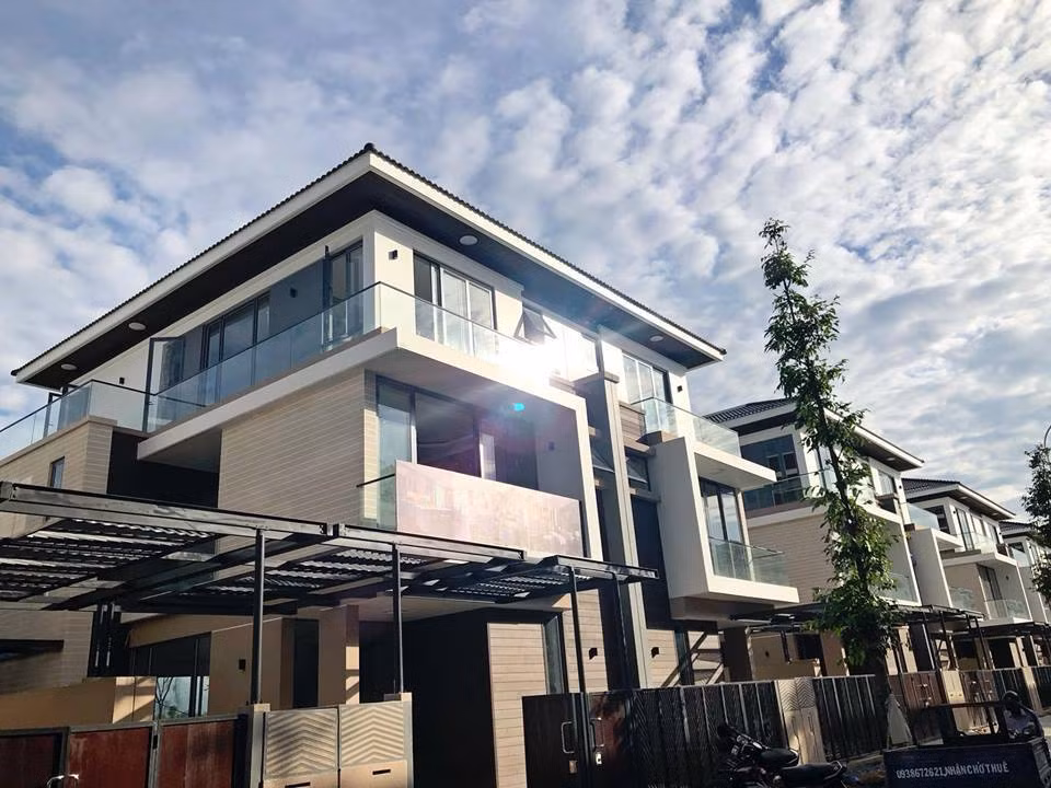 Mới đây, Cao Thái Sơn cũng hoàn thiện căn biệt thự ven hồ triệu đô làm quà cho mẹ nghỉ dưỡng tuổi già sau 3 tháng thi công. Ảnh: Vietnamnet.