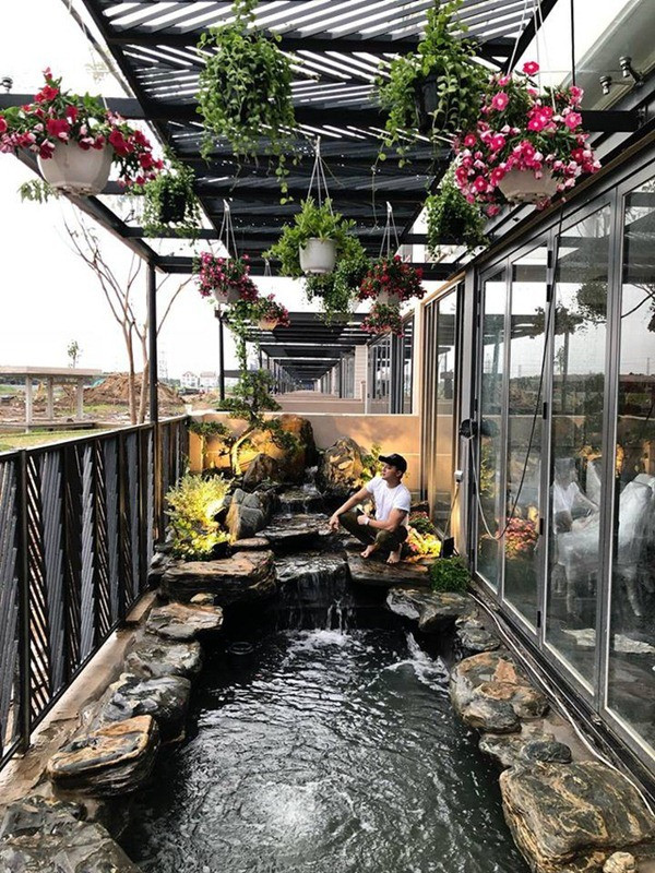 Đặc biệt, phía trước, phía sau và bên hông nhà đều có cây cối sân vườn cùng hồ cá Koi xinh xắn. Ảnh: Vietnamnet.