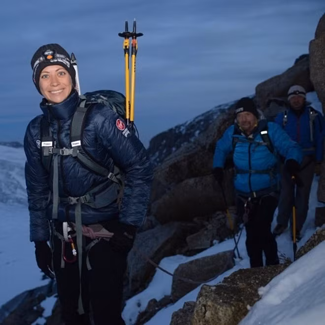 Holly Branson - con gái tỷ phú Richard Branson lại có sở thích phiêu lưu như leo núi Mont Blanc tại châu Âu, chạy Marathons, từng cố lập kỷ lục bơi thuyền và đã đăng ký du lịch vũ trụ.