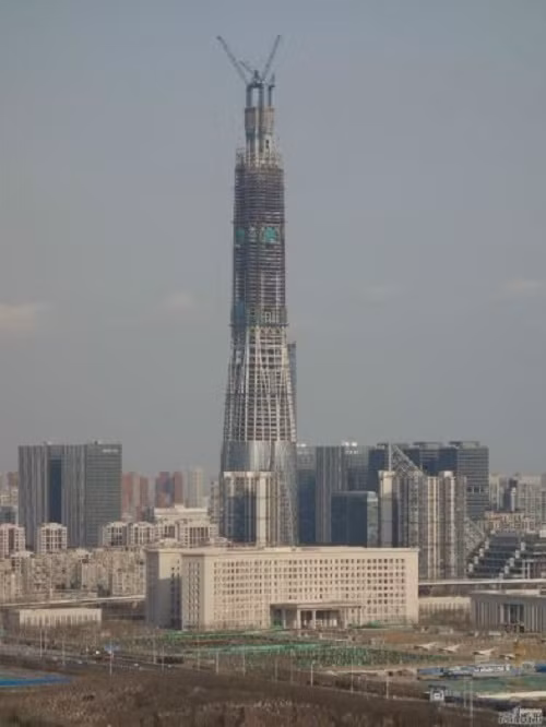 Tòa nhà Chow Tai Fook Binhai Center (Trung Quốc) xếp vị trí thứ 9 với chiều cao 530 m.
