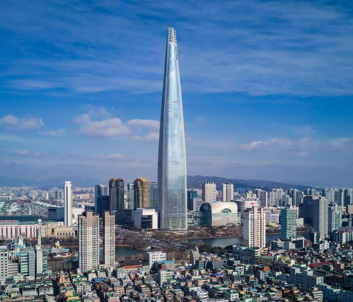 Lotte World Tower là siêu cao ốc 123 tầng, cao nhất Hàn Quốc. Tòa tháp cao 555 m, mở cửa cho công chúng vào ngày 3/4/2017.