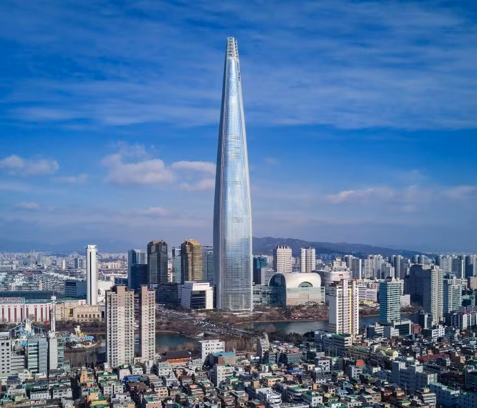 Lotte World Tower là siêu cao ốc 123 tầng, cao nhất Hàn Quốc. Tòa tháp cao 555 m, mở cửa cho công chúng vào ngày 3/4/2017.