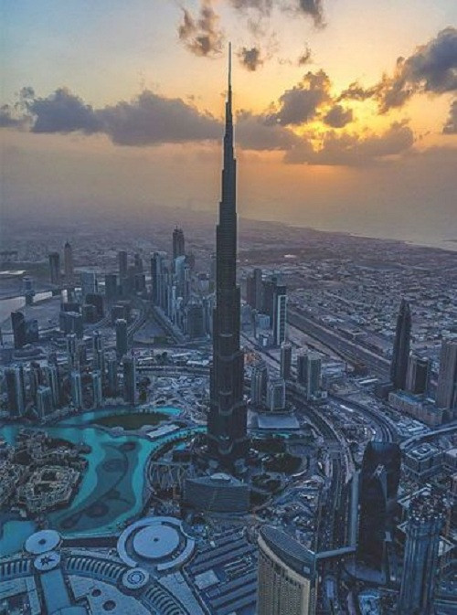 Với tổng chiều cao 829,8 m trong đó chiều cao đến mái là 828 m, Burj Khalifa (Dubai) giữ danh hiệu tòa nhà chọc trời cao nhất thế giới kể từ khi hoàn thành vào năm 2009. Theo dự đoán, Burj Khalifa có thể kéo dài danh hiệu này trong 4 năm tới.