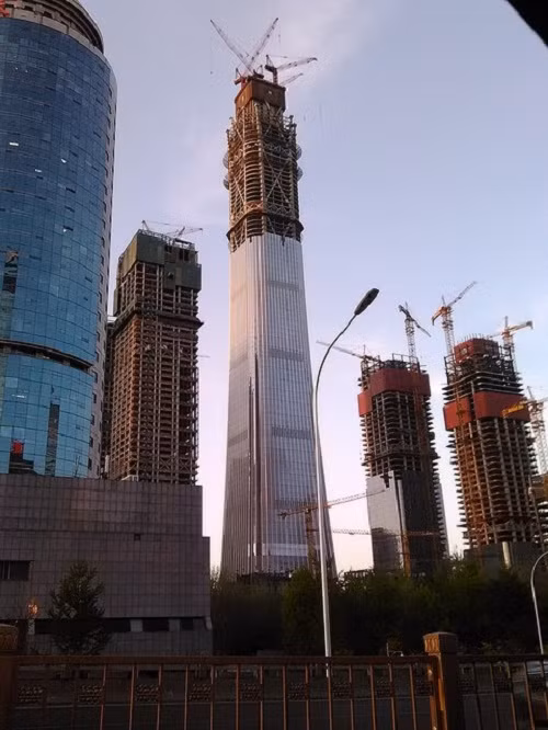 Sở hữu chiều cao 528 m, tòa nhà chọc trời China Zun đang được xây tại trung tâm Bắc Kinh (Trung Quốc) trở thành tòa nhà cao thứ 10 trên thế giới. Sau khi hoàn thành, đây sẽ là tòa tháp cao nhất Bắc Kinh với 108 tầng. Nguồn ảnh: Thetowerinfo.