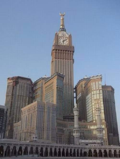Tháp Abraj Al-Bait là một công trình phức hợp chọc trời nằm ở Mecca, Ả Rập Xê Út cao 601 m.