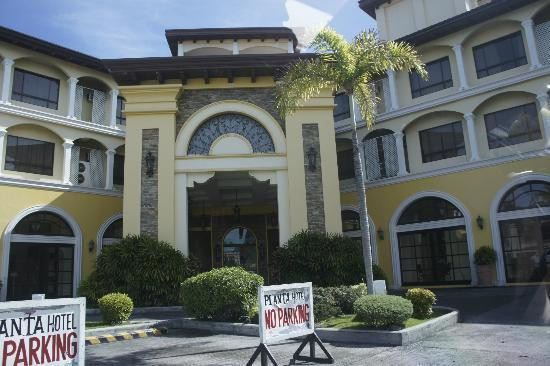 Khách sạn Planta cách trung tâm thành phố Bacolod 5 km, cách sân vận động Panaad - nơi của tuyển Việt Nam thi đấu khoảng 5 km.