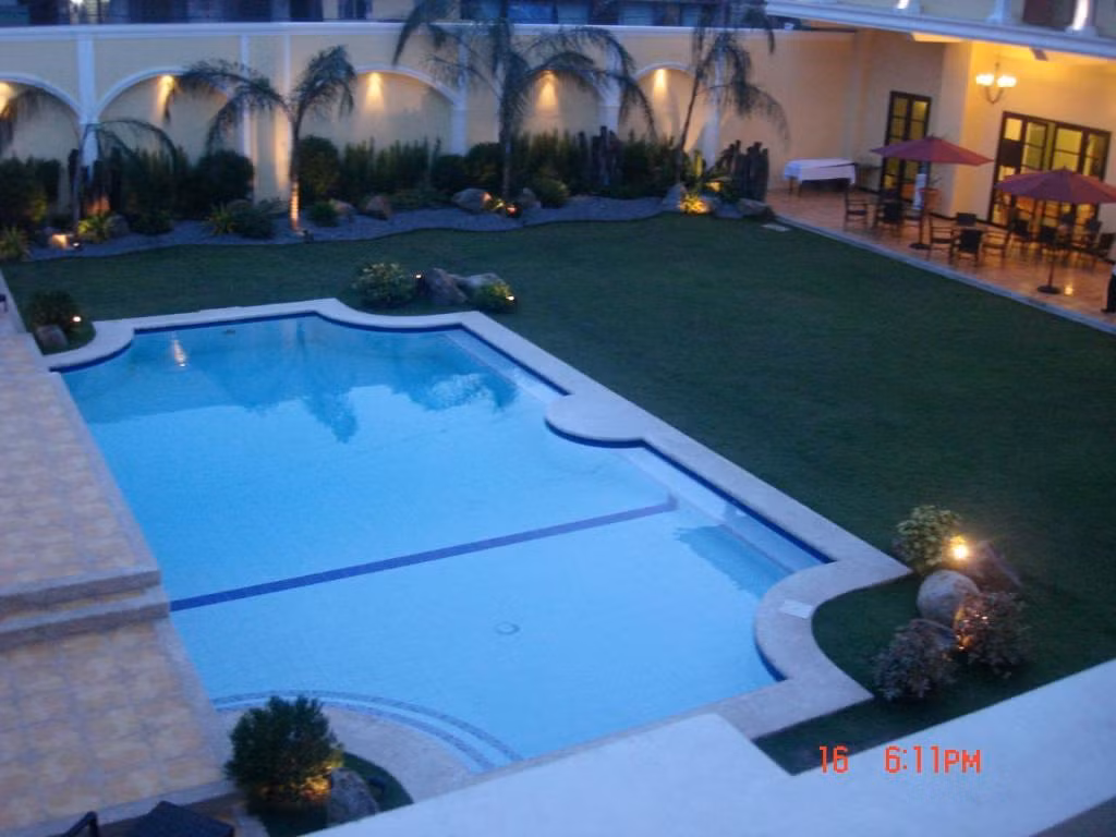 Bể bơi ngoài trời cho các cầu thủ đội tuyển Việt Nam thư giãn.