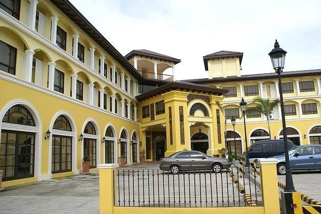 Đây là khách sạn 4 sao - một trong những khách sạn có cơ sở vật chất tốt nhất tại Bacolod.