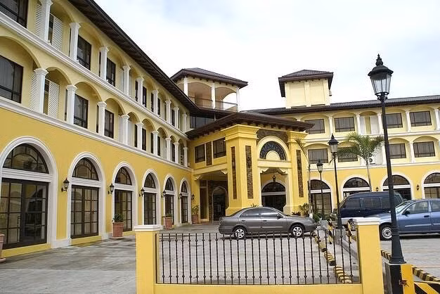 Đây là khách sạn 4 sao - một trong những khách sạn có cơ sở vật chất tốt nhất tại Bacolod.