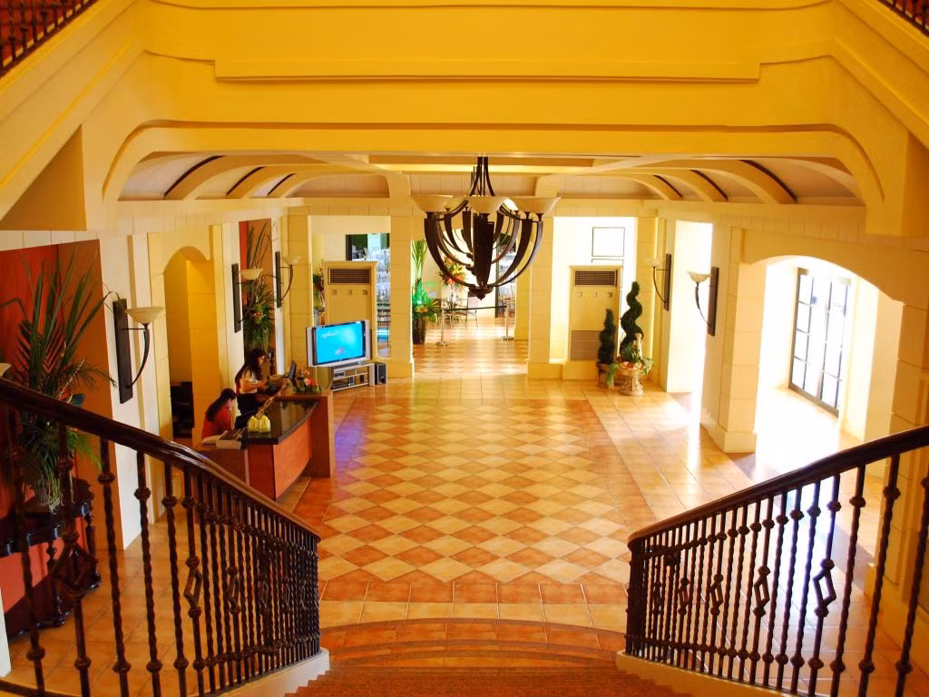 Sảnh đón khách rộng thoáng với gam màu vàng chủ đạo.