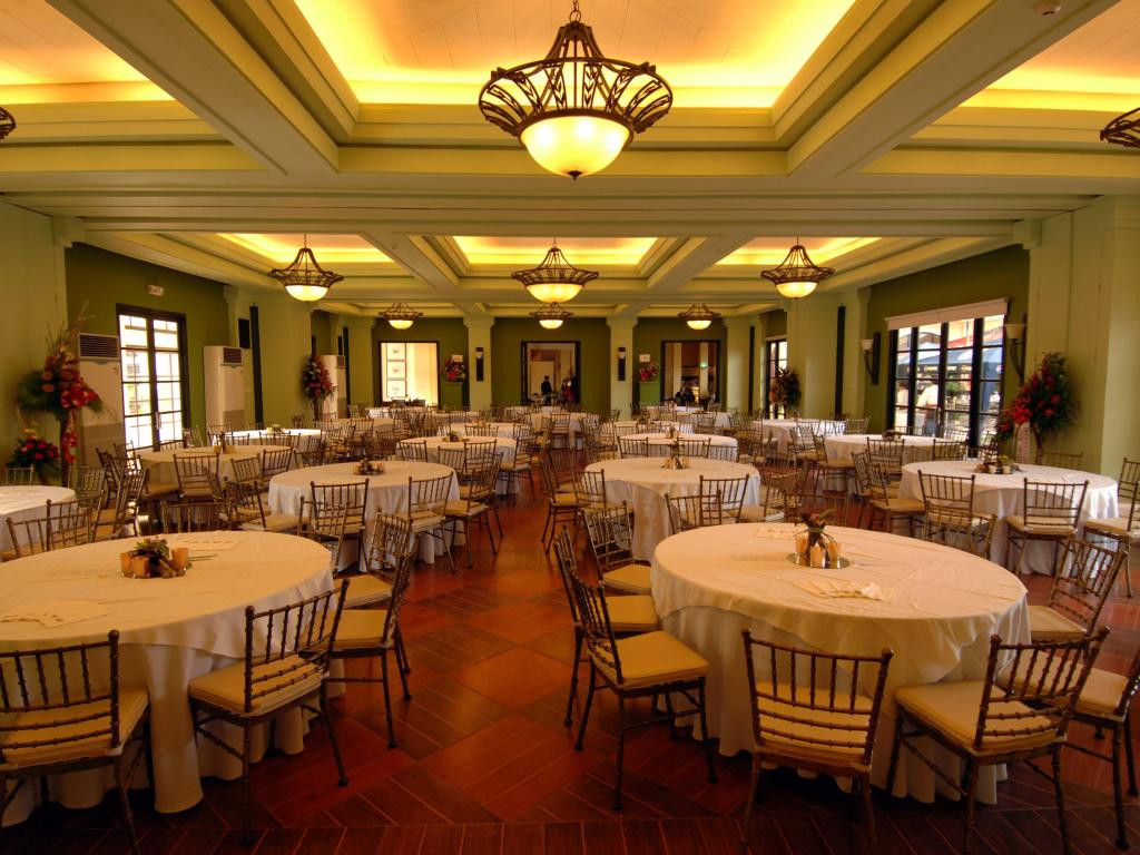 Nhà hàng trong khách sạn tuyển Việt Nam nghỉ tại Philippines phục vụ cả ẩm thực địa phương và thế giới.