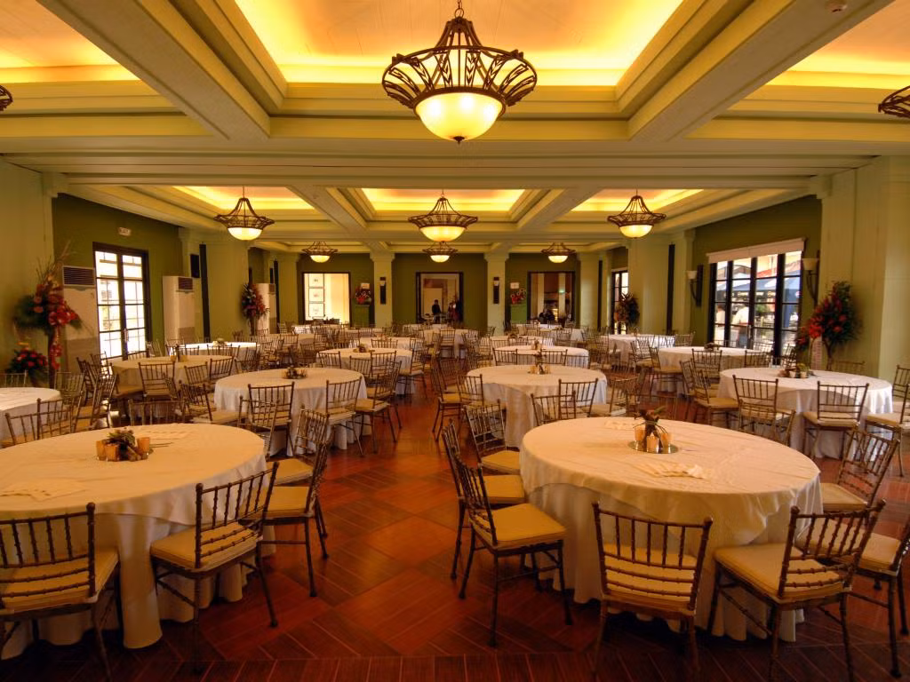 Nhà hàng trong khách sạn tuyển Việt Nam nghỉ tại Philippines phục vụ cả ẩm thực địa phương và thế giới.