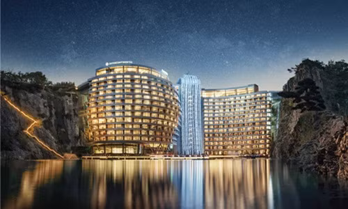 Được xây trên một mỏ đá cũ, nằm ở độ sâu tới 88m, khách sạn bao gồm 337 phòng.