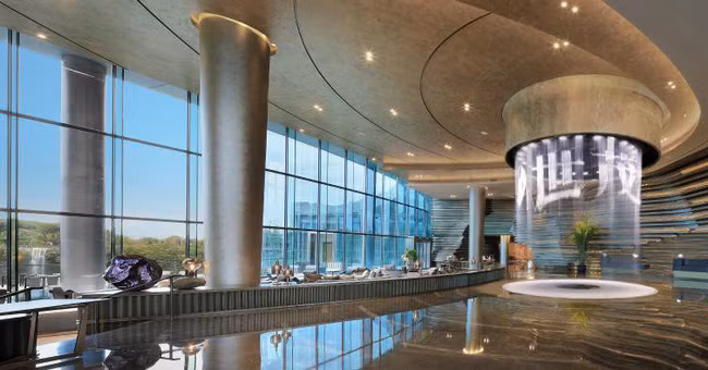 Tiền sảnh xa hoa của khách sạn.