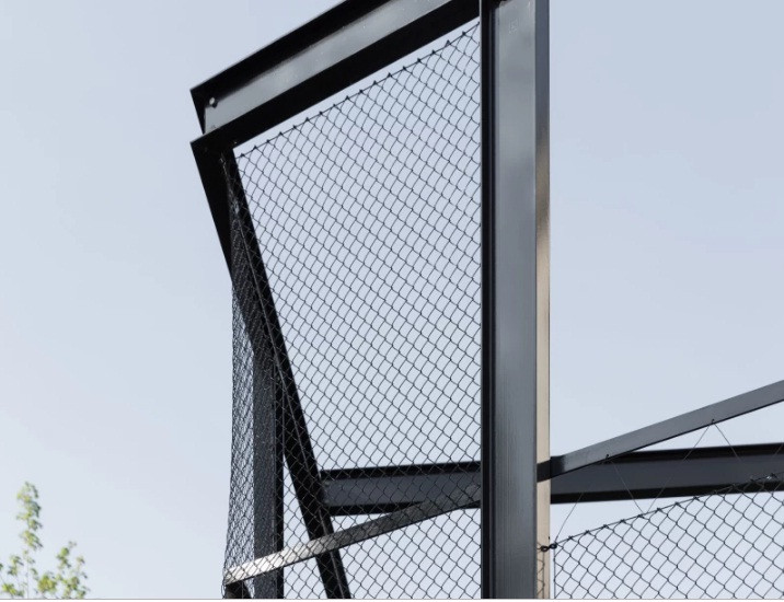 Lướp thép đen vừa giúp bảo vệ ngôi nhà, vừa thể hiện vẻ đẹp cá tính.