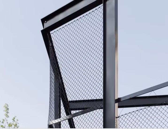 Lướp thép đen vừa giúp bảo vệ ngôi nhà, vừa thể hiện vẻ đẹp cá tính.