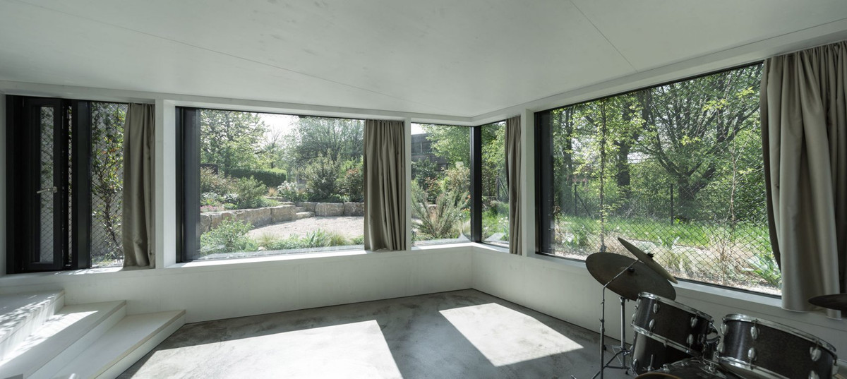 Những ô cửa kính lớn lấy nguồn sáng và gió tự nhiên tối đa.