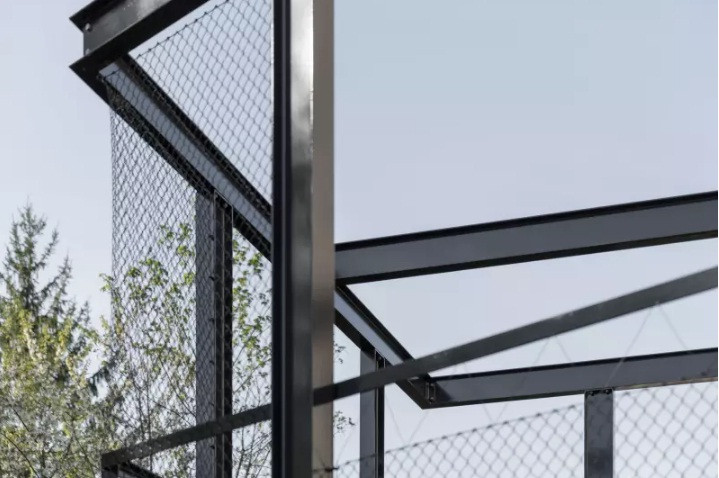 Phần lưới thép cũng được trồng thêm những cây thân leo xanh mát và mềm mại. Nguồn ảnh: Dezzen.