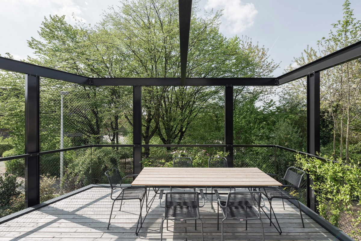 Khối nhà mới có nhiều không gian tràn ngập ánh sáng.