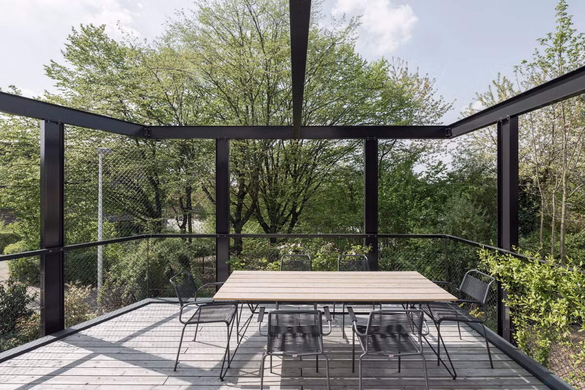 Khối nhà mới có nhiều không gian tràn ngập ánh sáng.