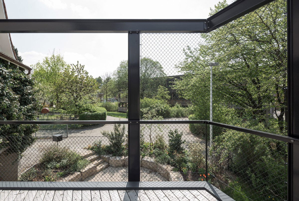 Khối nhà này được bao bọc hoàn toàn bằng lưới thép đen.