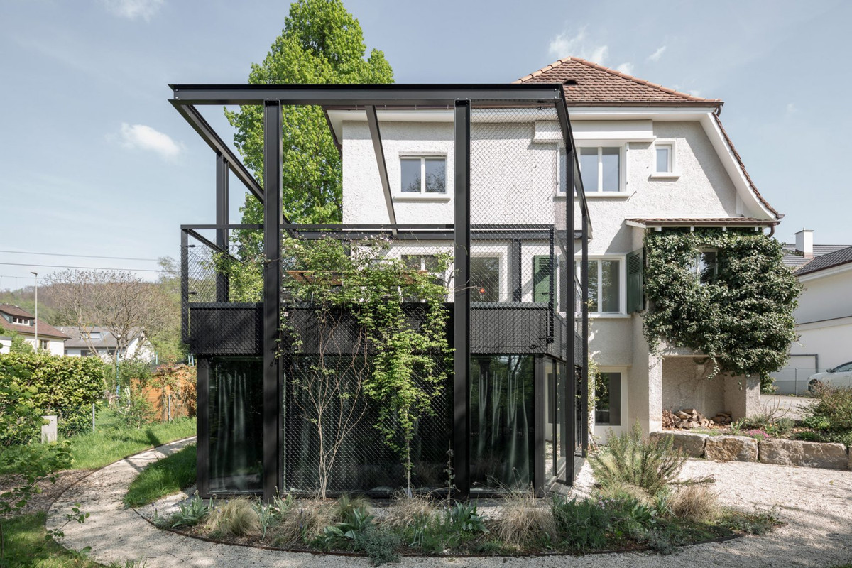 Vì vậy, nhóm thiết kế HHF Architects đã tạo thêm một khối nhà 2 tầng độc đáo ở khoảng vườn trước.