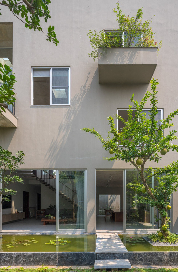 Ngôi nhà 3 tầng đơn giản sử dụng kết cấu bê tông cốt thép, rất phổ biến ở Việt Nam.