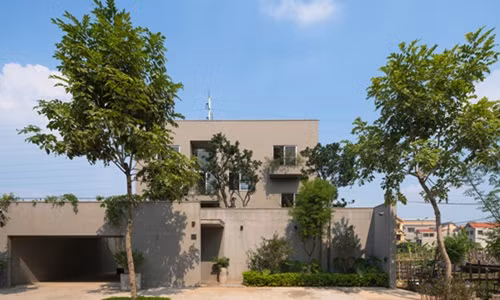 Nằm giữa thành phố Ninh Bình, ngôi nhà Ninh Bình House nổi bật như một hộp bê tông nguyên khối đơn giản.