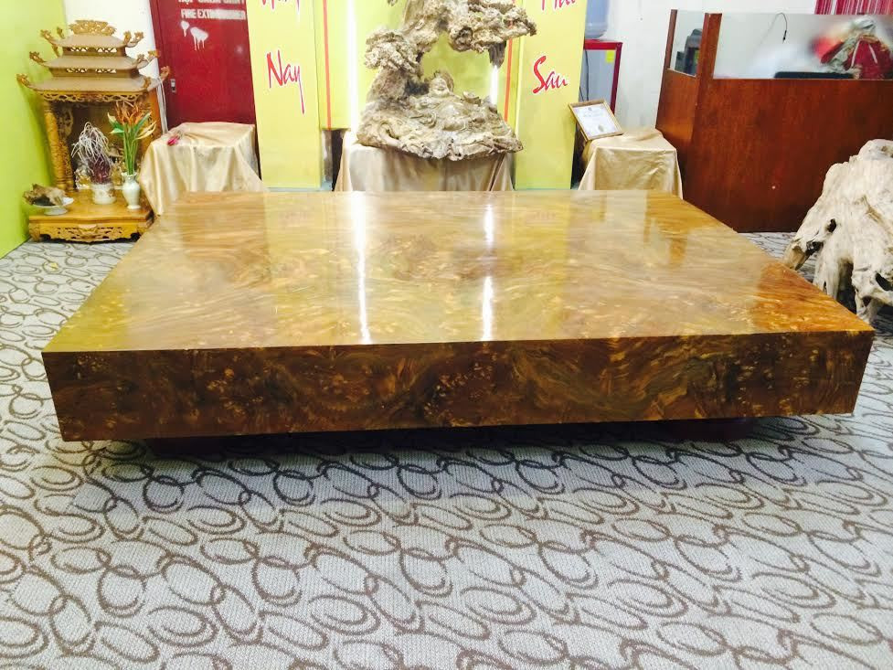 Sập được làm từ ngọc nghiến nguyên khối, lấy từ thân cây nghiến có đường kính 5m trên rừng ở Na Hang (Tuyên Quang). Ảnh: Vietnamnet.