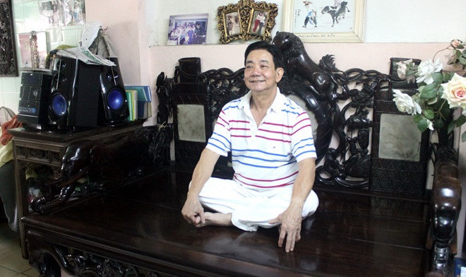 Chiếc sập gỗ cổ ba thành có tuổi đời hơn 300 năm của "Vua đồ cổ Sài Gòn Hoàng Văn Cường được đánh giá là có 1-0-2. Ảnh: Zing.