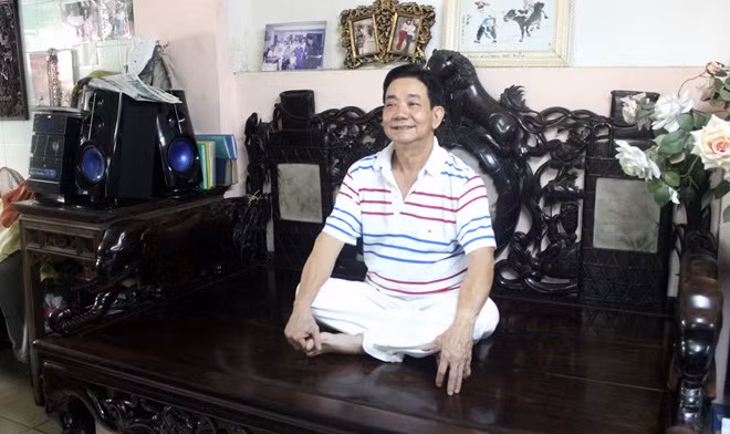 Chiếc sập gỗ cổ ba thành có tuổi đời hơn 300 năm của "Vua đồ cổ Sài Gòn Hoàng Văn Cường được đánh giá là có 1-0-2. Ảnh: Zing.