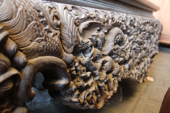 Làm bằng gỗ trắc quý hiếm, có tuổi đời lâu năm và hoa văn tinh xảo là ba yếu tố tạo nên giá trị của sập gỗ trắc. Ảnh: Zing.