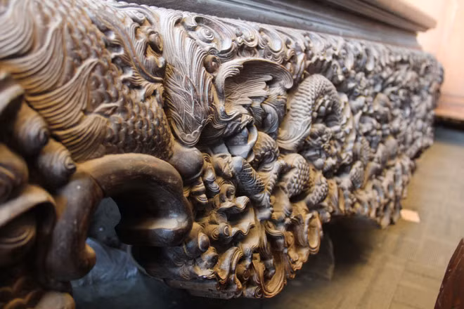 Làm bằng gỗ trắc quý hiếm, có tuổi đời lâu năm và hoa văn tinh xảo là ba yếu tố tạo nên giá trị của sập gỗ trắc. Ảnh: Zing.