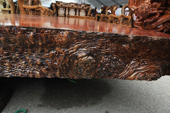 Sập được xẻ từ thân gỗ nguyên khối, còn giữ lại những vết xù xì bên ngoài. Ảnh: Dân Việt.