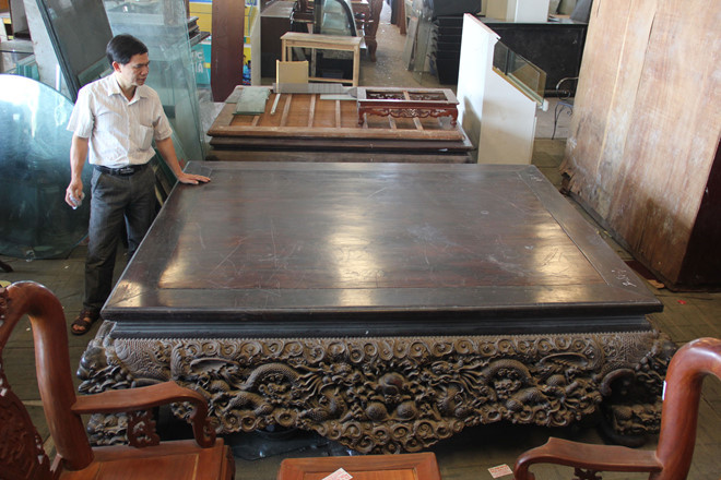 Từng mua với giá 310 triệu đồng nhưng đến năm 2014, chiếc sập gỗ trắc của ông Nguyễn Văn Thưởng (Đông Anh, Hà Nội) được trả giá tới 1,5 tỷ đồng. Ảnh: Zing.
