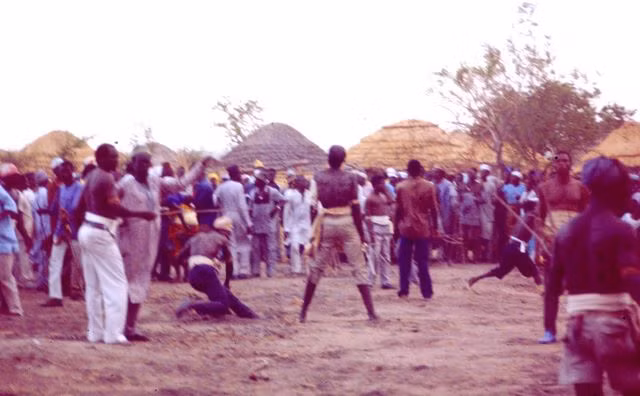 Chàng trai đó phải chịu những trận đòn dã man mà vẫn tỏ ra không hề đau đớn.