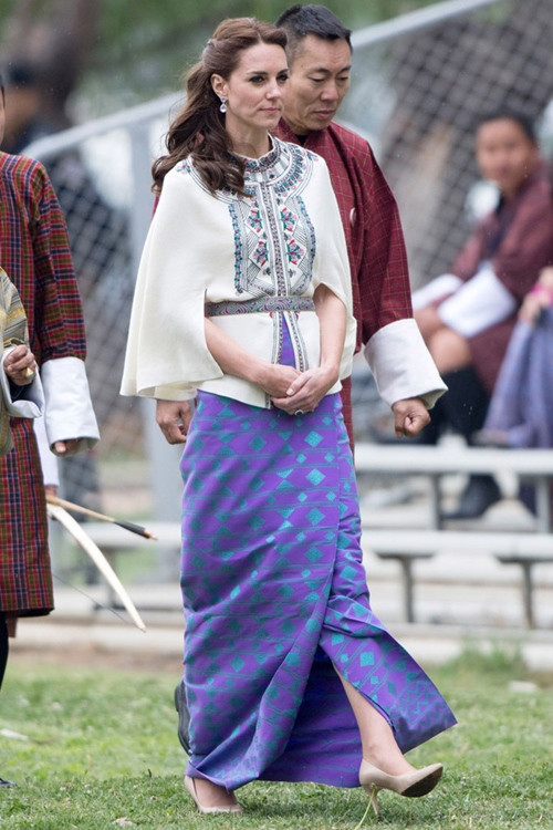 Kate Middleton quý phái khi xuất hiện với chiếc váy truyền thống kari vào khéo léo phối hợp chiếc áo cape họa tiết nhã nhặn.