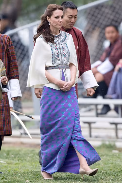 Kate Middleton quý phái khi xuất hiện với chiếc váy truyền thống kari vào khéo léo phối hợp chiếc áo cape họa tiết nhã nhặn.