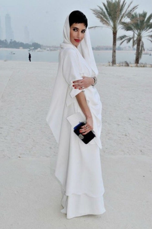 Mỗi trang phục, Deena Abdulaziz Al-Saud thường lựa chọn dựa trên trải nghiệm của bản thân và quần áo truyền thống của phương Đông.