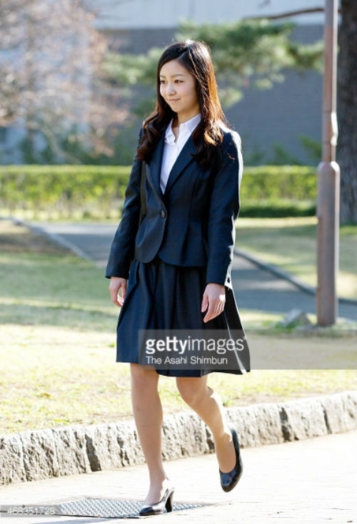 Khi đến trường, Kako thường chọn trang phục tối màu, thanh lịch.