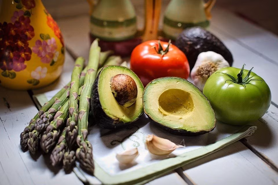 1. Bơ Là một thực phẩm chống lão hóa, bơ rất tốt cho da. Chúng chứa các chất chống oxy hóa, vitamin A và vitamin E - vừa bảo vệ da chống lại tia UV và giữ ẩm cho da. Ngoài ra, chúng có chứa glutathione- một chất chống oxy hóa mạnh cũng giữ cho làn da khỏe mạnh.