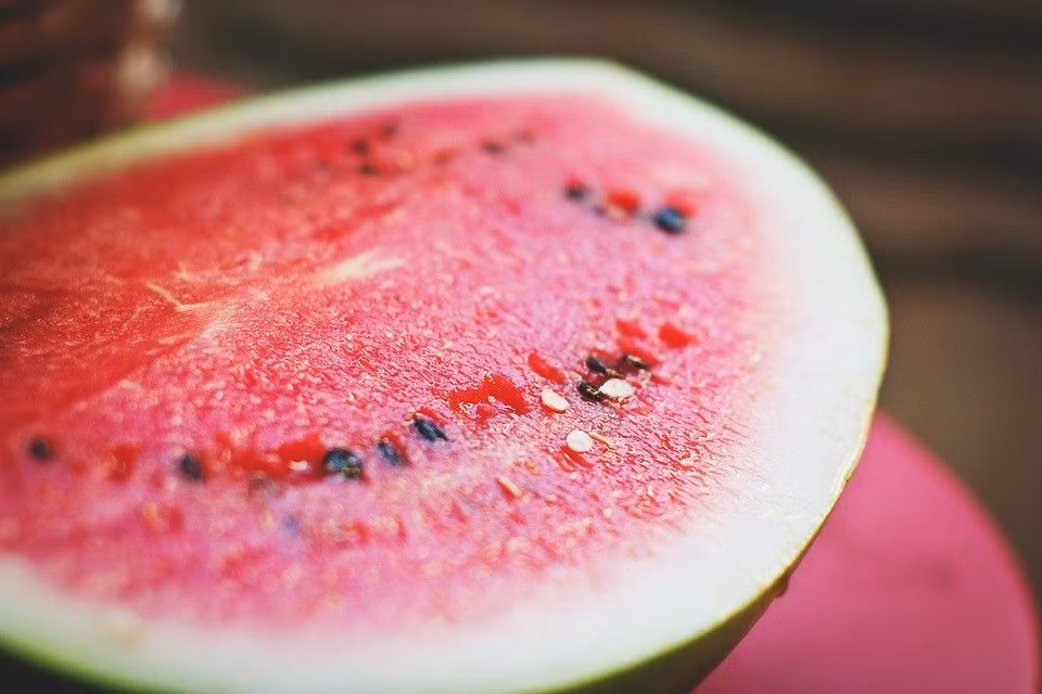8. Dưa hấu Dưa hấu có chứa khoảng 92% nước, giữ cho làn da ngậm nước. Tương tự như cà chua, dưa hấu cũng chứa lycopene, có thể giúp bảo vệ da khỏi lão hóa, nếp nhăn và thậm chí là ung thư da.