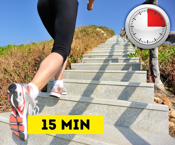 Bài tập cardio bằng cách leo cầu thang: Bài tập cardio (bài tập thể dục làm tăng nhịp tim) rất quan trọng đối với việc giảm mỡ và nó sẽ làm cho trao đổi chất diễn ra nhanh hơn. Thay vì sử dụng thang máy, hãy chọn đi thang bộ, bạn sẽ sớm nhận thấy, cơ thể mình trở nên khỏe mạnh hơn nhiều, và đặc biệt giảm mỡ bụng.