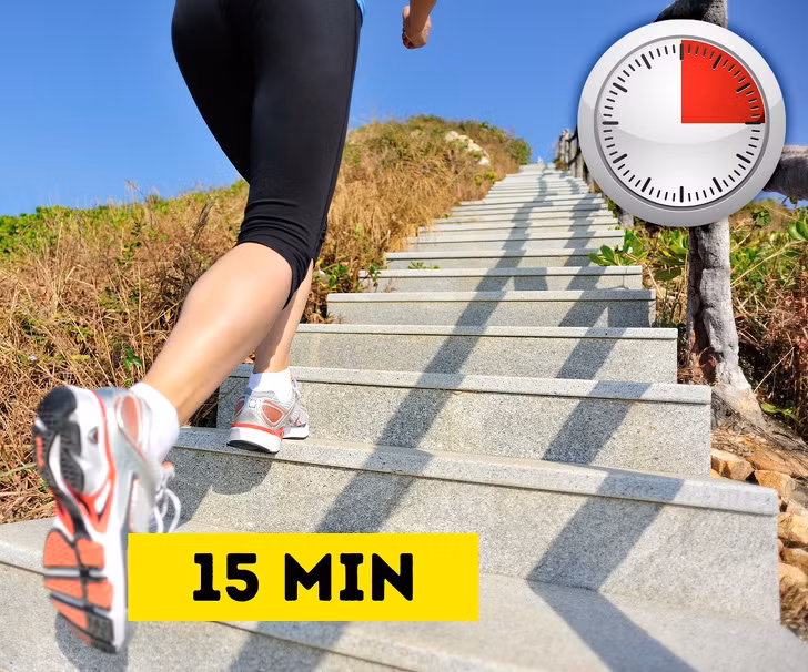 Bài tập cardio bằng cách leo cầu thang: Bài tập cardio (bài tập thể dục làm tăng nhịp tim) rất quan trọng đối với việc giảm mỡ và nó sẽ làm cho trao đổi chất diễn ra nhanh hơn. Thay vì sử dụng thang máy, hãy chọn đi thang bộ, bạn sẽ sớm nhận thấy, cơ thể mình trở nên khỏe mạnh hơn nhiều, và đặc biệt giảm mỡ bụng.